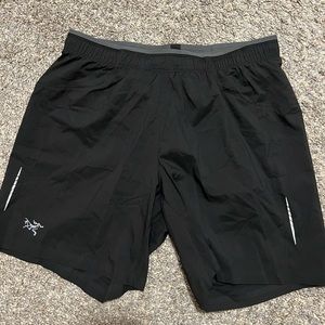 Arc’teryx short size S.
